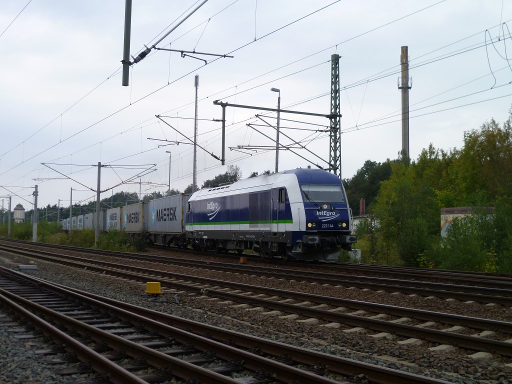 223 144 mit dem Container von Hof nach Glauchau bei der Ausfahrt in Reichenbach/V. oberer Bahnhof am 21.09.11.