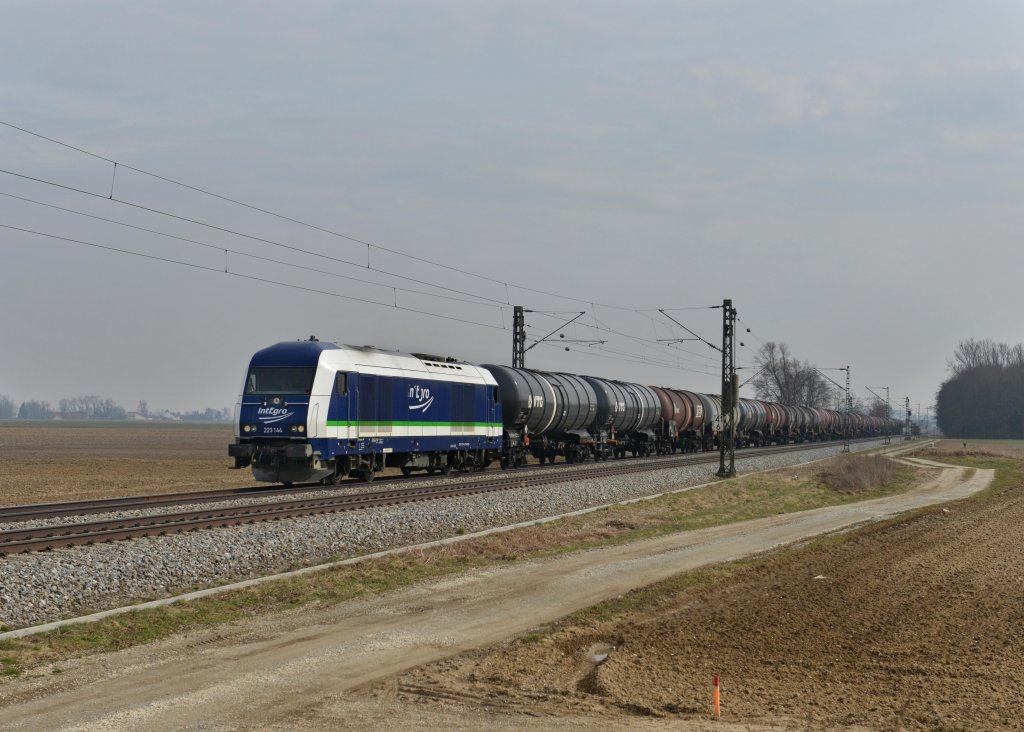 223 144 mit einem Kesselzug am 28.03.2013 bei Langenisarhofen.