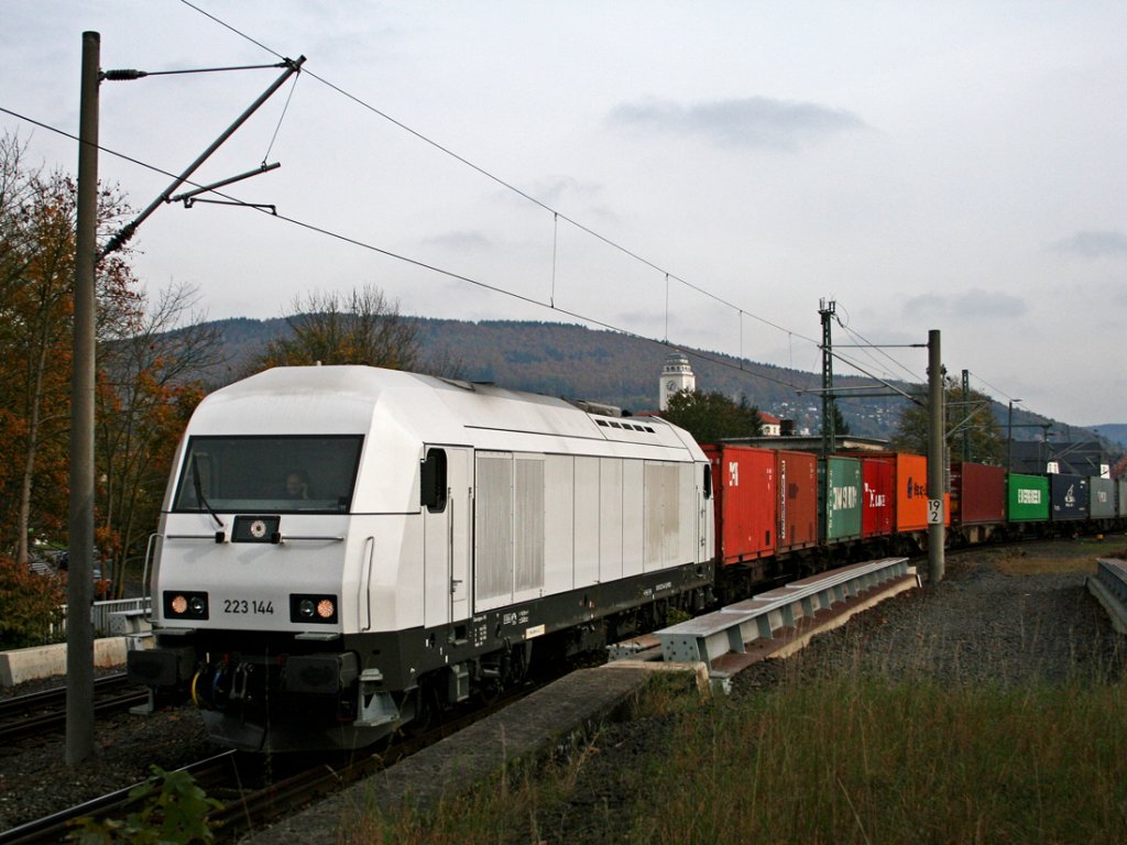 223 144 Press/Integro bei der Ausfahrt mit Containerzug aus Sonneberg Richtung Coburg am 22.10.2010