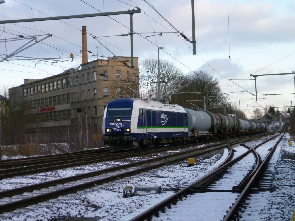 223 152 fuhr am 15.01.12 mit einem Kesselzug in Richtung Hof, hier bei der Einfahrt in Reichenbach/V. oberer Bahnhof.