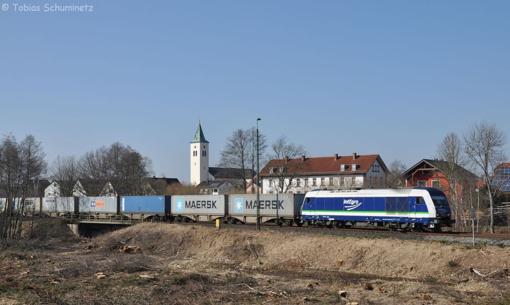 223 152 ist mit dem IntEgro Containerzug am 16.03.2012 von Nrnberg-Hafen nach Wiesau in Weiherhammer unterwegs.