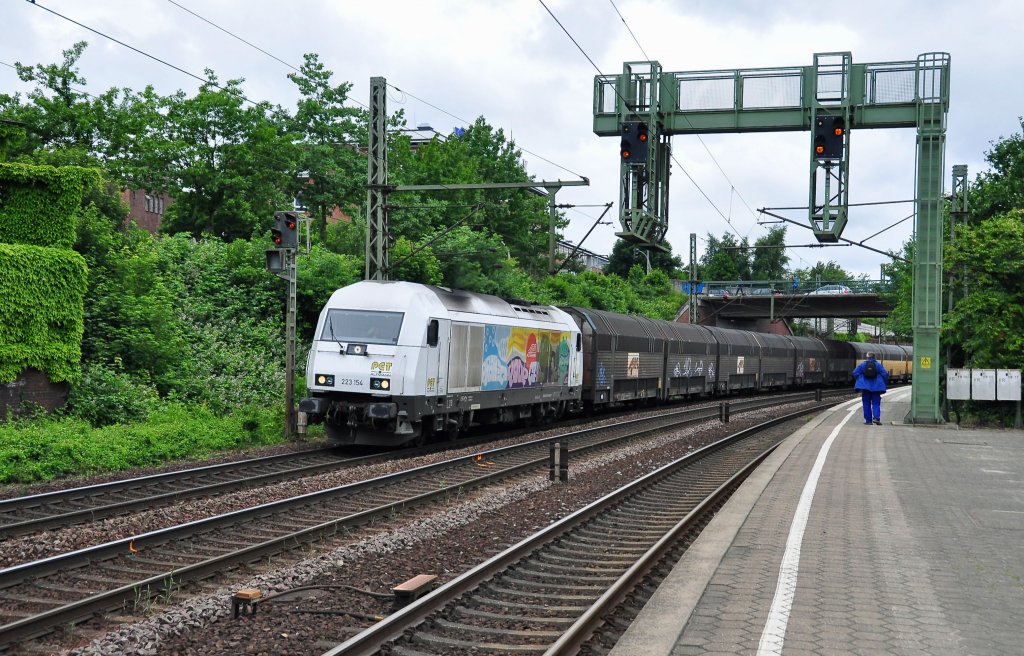 223 154 der PCT Altmann mit einem Autozug im Bahnhof Hamburg-Harburg am 26.6.2013