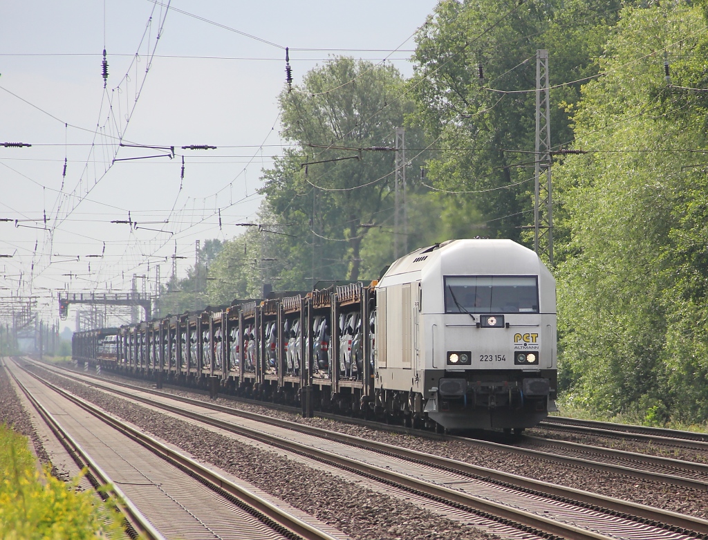 223 154 der PCT mit Autotransportwagen in Fahrtrichtung Wunstorf. Aufgenommen am 07.06.2012 in Dedensen-G�mmer.