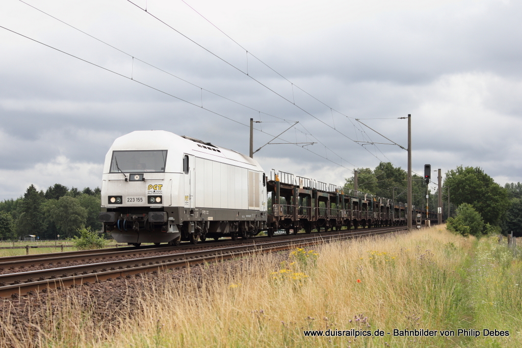 223 155 (PCT Altmann) fhrt am 13. Juli 2012 um 14:08 Uhr mit einem Gterzug durch Reindorf