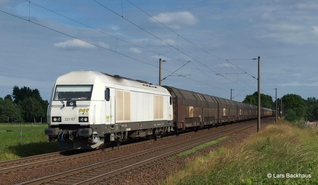 223 157 dieselt am 21.06.12 mit einem Autozug aus Cuxhaven durch Reindorf Richtung Buchholz.