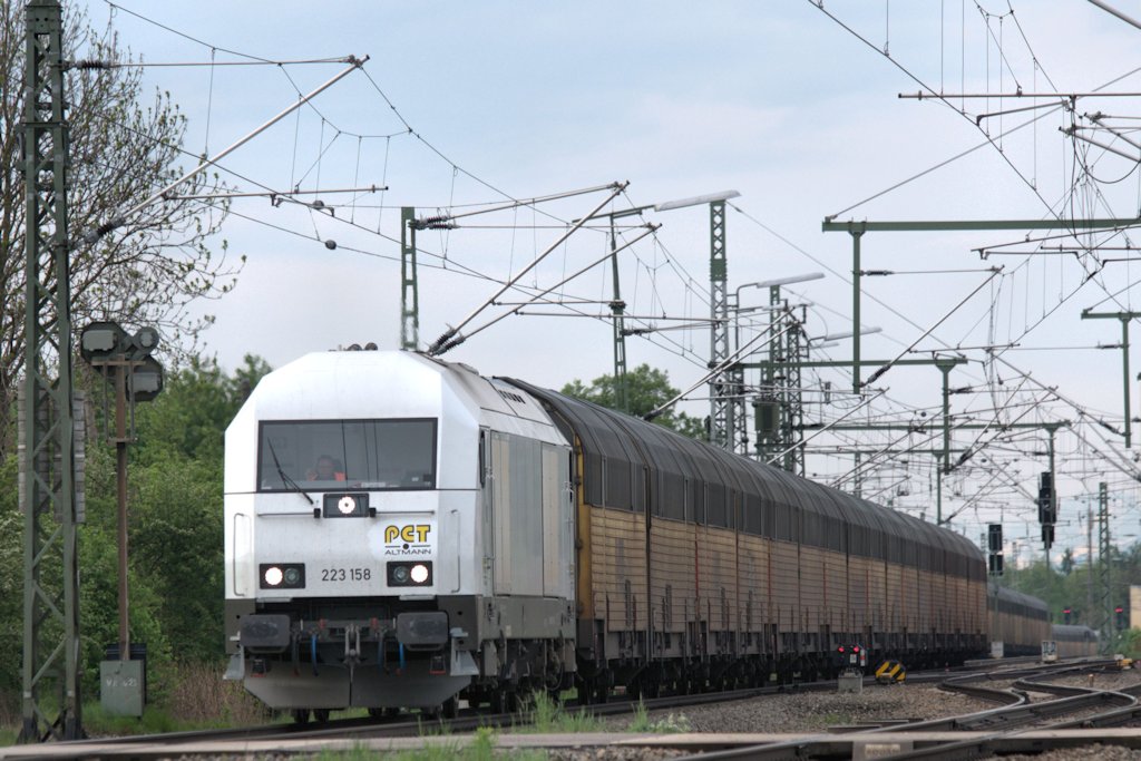 223 158 am 05.05.12 mit der tglichen bergabe nach Hochbrck bei Feldmoching