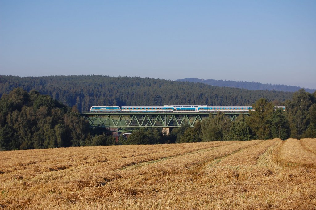 223 der Vogtlandbahn mit einem Alex auf dem Thlauer Viadukt bei Unterthlau am 22.08.2010
