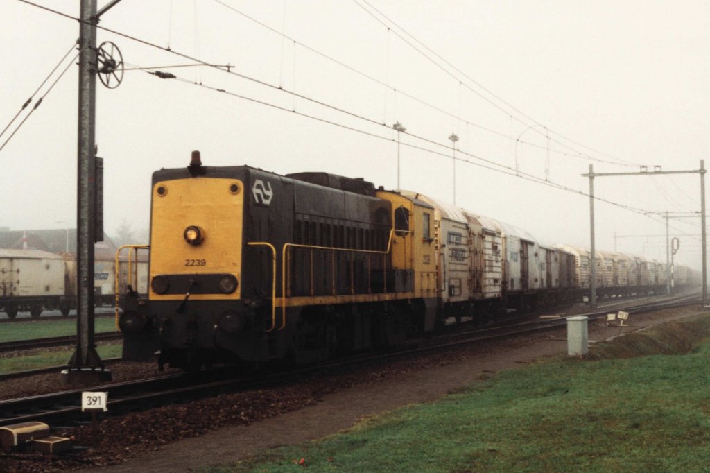 2239 mit Gterzug F 58561 Coevorden-Zwolle in Coevorden am 30-12-1991. Bild und scan: Date Jan de Vries.