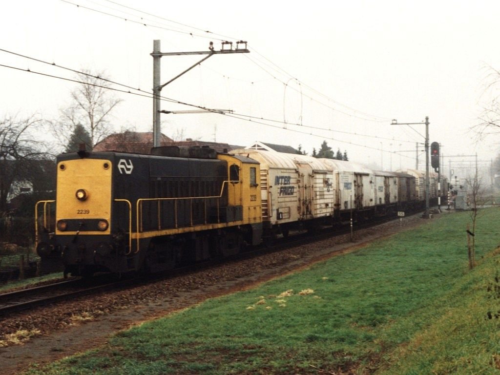 2239 mit Gterzug F 58561 Coevorden-Zwolle in Coevorden am 30-12-1991. Bild und scan: Date Jan de Vries.