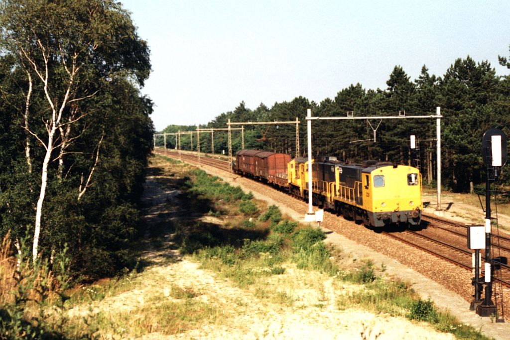 2239, eine Schwestermaschine und eine 600 mit Gterzug 59602 Zwolle-Amersfoort am 20-7-1990. Bild und scan: Date Jan de Vries.