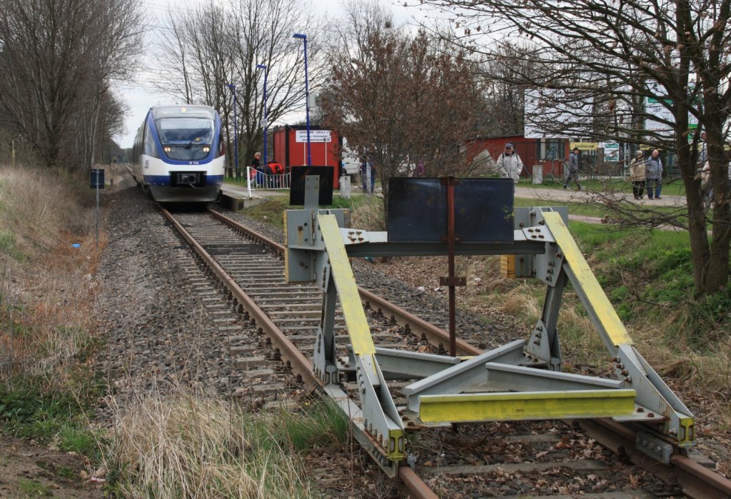 22.4.2012. Der gut besuchte VT 732 der Niederbarnimer Eisenbahn ist soeben am Haltepunkt Schmachtenhagen eingetroffen. Der Gleisabschluss sowie im Anschluss abgebaute Gleise verhindern die Weiterfahrt nach Oranienburg / Fichtengrund (Nordbahn). Hoffen wir, dass wenigstens ein Radweg draus wird.