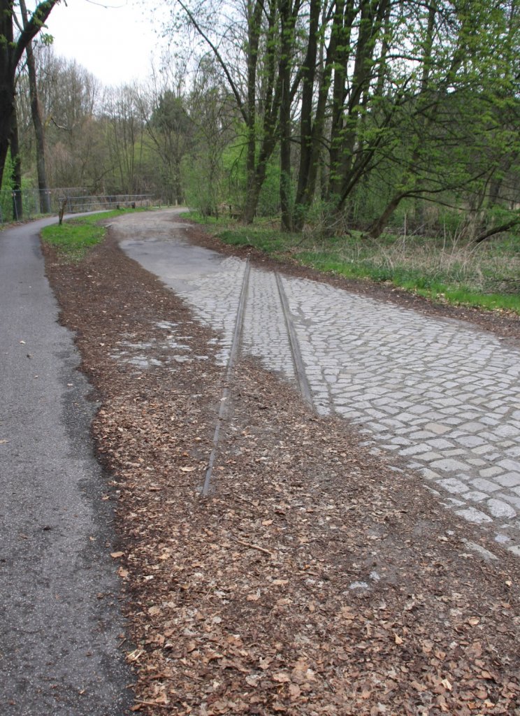 22.4.2012 Friedrichsthal bei Oranienburg. Eine 600mm Wirtschaftsbahn transportierte Kohle vom Oder-Havel-Kanal zur Lungenheilanstalt Grabowsee. Zu sehen Rillenschienen im Malzer Weg.