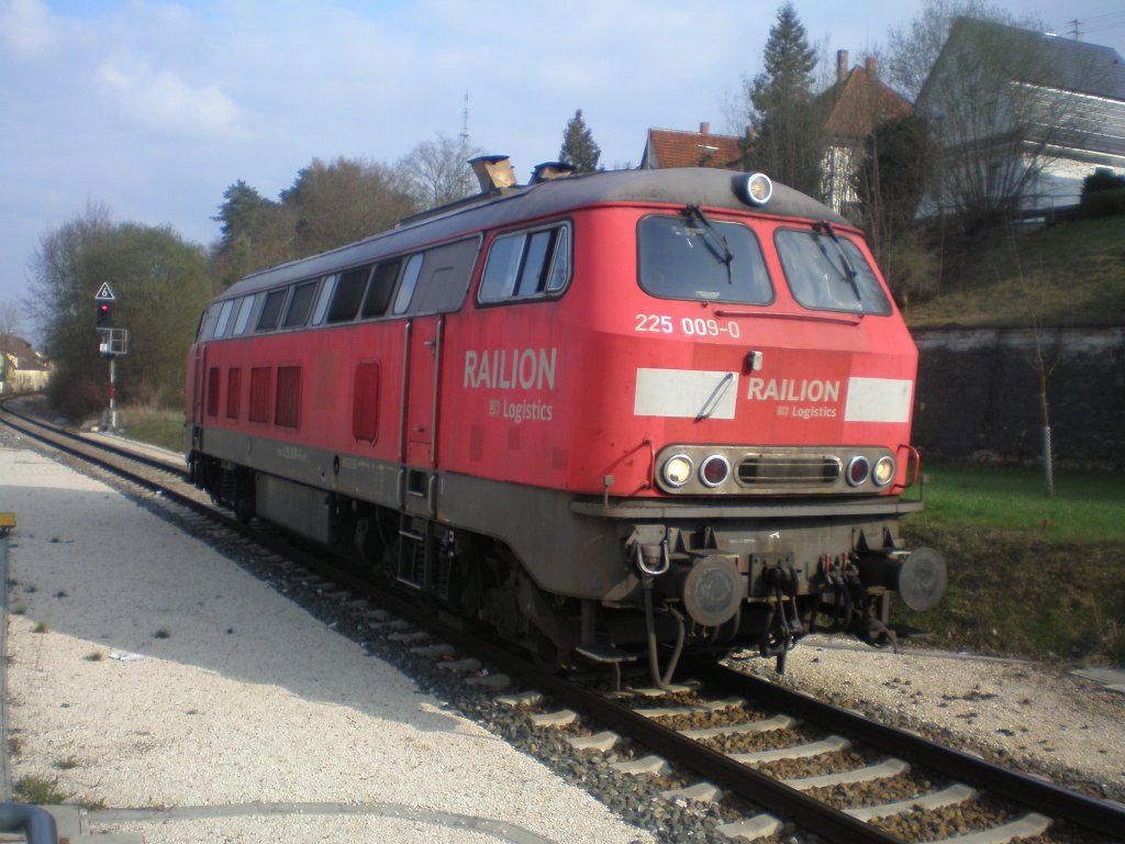 225 009 am 15.4 im Giengener Bahnhof 