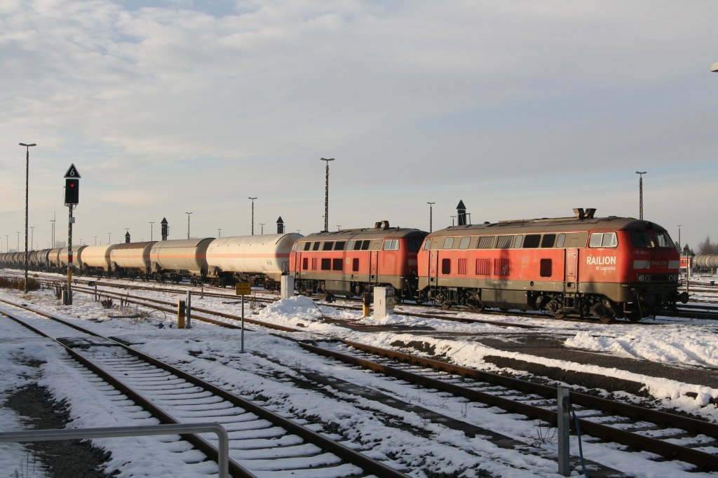 225 010-8 und 217 021-5 brachten einen Kesselzug aus Mnchen nach Mhldorf am 07.12.10.