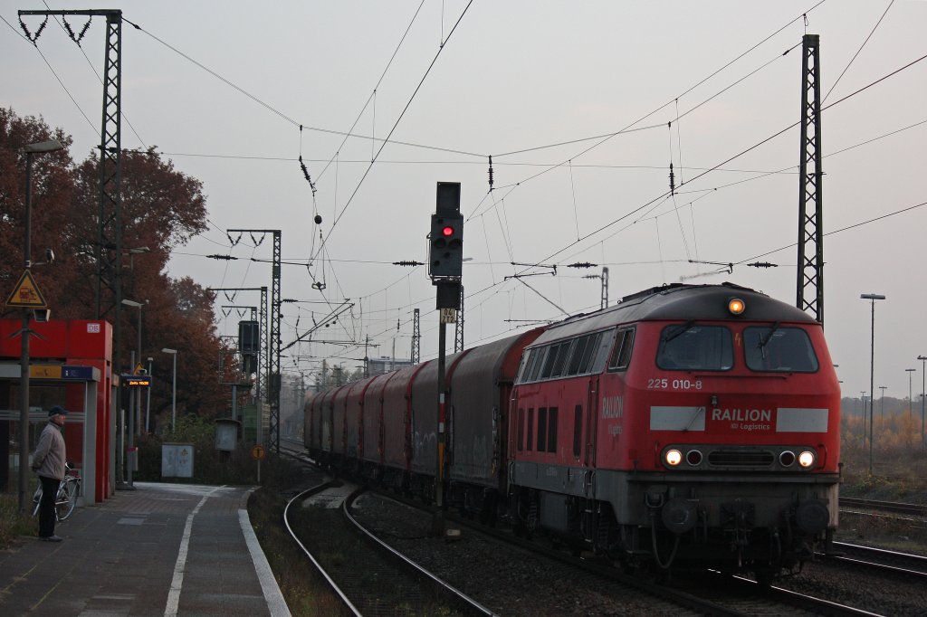 225 010 am 16.11.12 mit dem Reisholzer in Duisburg-Bissingheim.