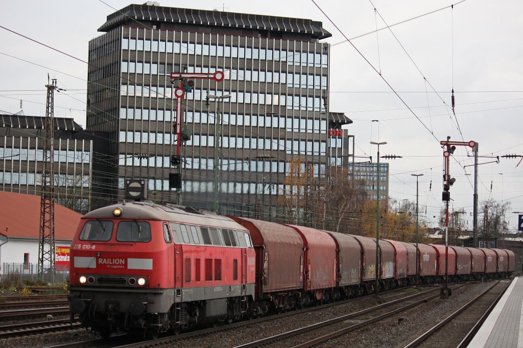 225 010 am 29.11.12 mit dem Reisholzer in Dsseldorf-Rath.