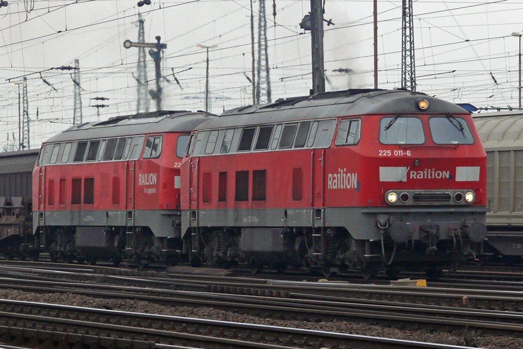 225 011-6 mit noch einer 225er in Oberhausen-West 6.2.2010 