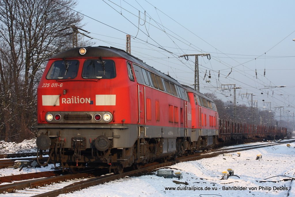 225 011-6 (Railion) fhrt am 26. Januar 2010 um 15:42 Uhr mit einem Gterzug durch Duisburg Neudorf