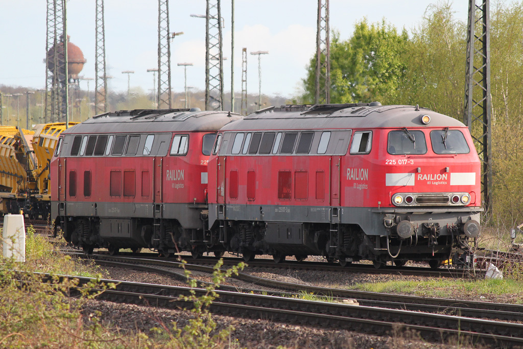 225 017 rangiert am 19.4.12 mit 225 117 in Duisburg-Wedau.