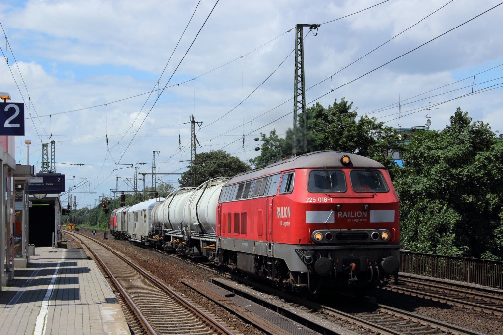 225 018-1 + 225 020-7 mit einem Spritzzug als berfhrungsfahrt nach Opladen bei der Durchfahrt durch Dsseldorf-Oberbilk am 22.06.2012