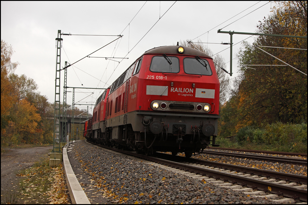 225 018 und 108 sind mit Leerwagen und Coiltransportern auf dem Weg in Richtung Oberhausen. (05.11.2010)