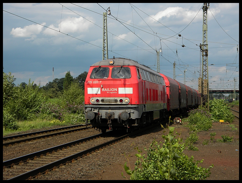 225 020 mit einem Gz bei der Durchfahrt durch Duisburg-Rheinhausen