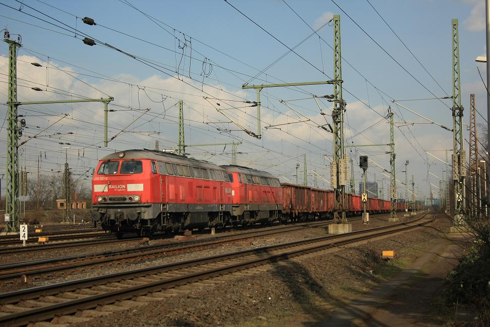 225 021 + 225 028 fahren am 11. Mrz 2011 durch Oberhausen West Richtung Duisburg-Hochfeld.