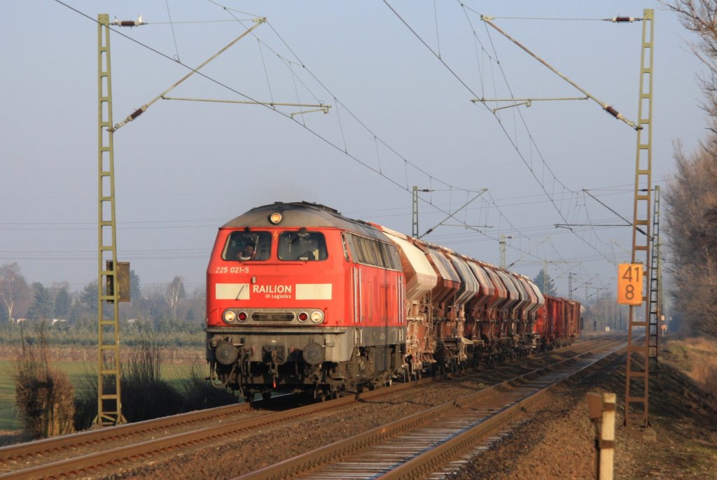 225 021-5 am 03.03.11 mit der morgendlichen bergabe vom Stahlwerk Krefeld nach Neuss in Meerbusch-Osterath.