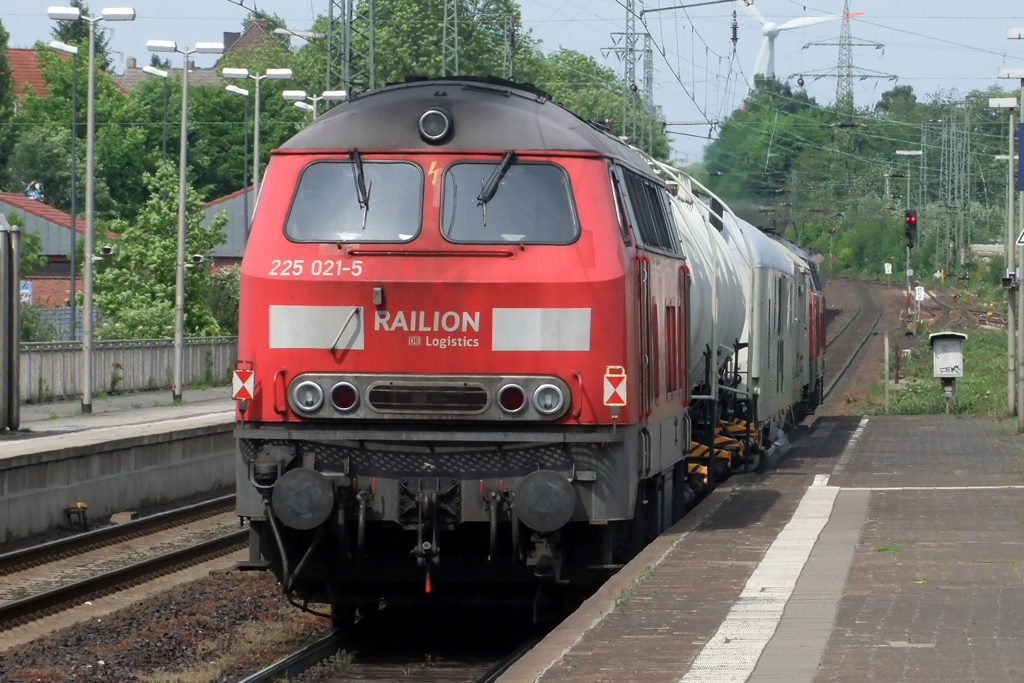 225 021-5 am Ende eines Sprhmittelzuges bei der Durchfahrt in Recklinghausen 7.5.2011