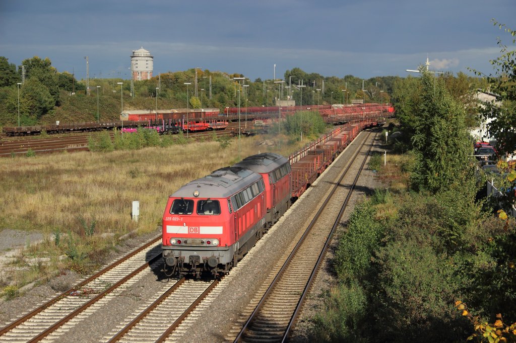 225 023-1 + 225 117-1 mit dem 61304 (Hohenlimburg - Httenwerke Krupp Mannesmann (HKM)) am 10.10.12 in Duisburg-Wanheimerort