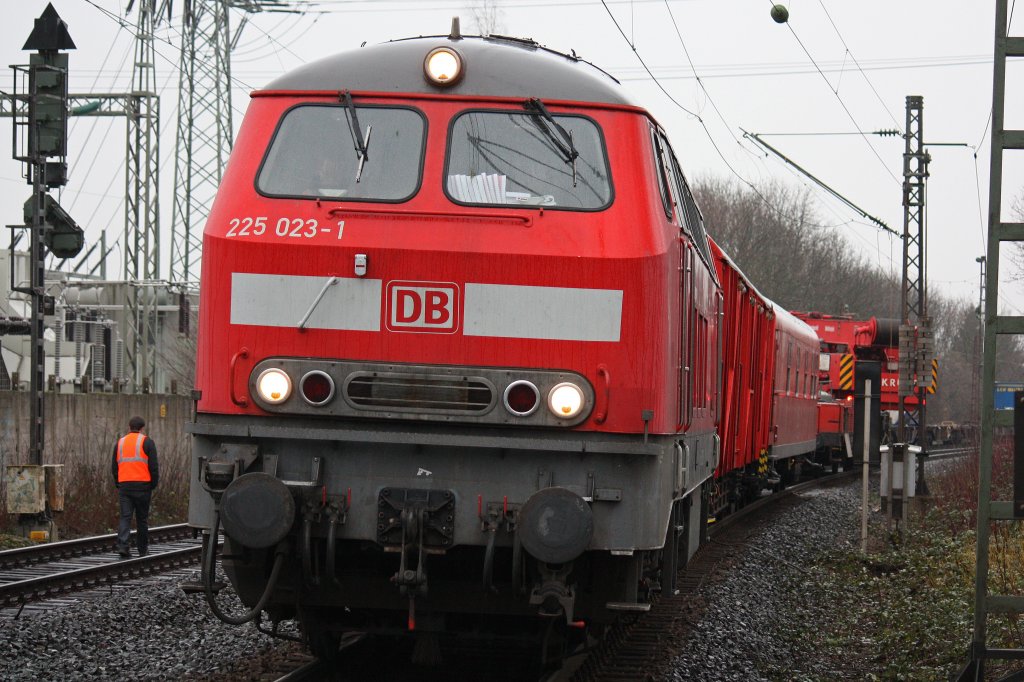 225 023 am 20.12.12 mit einem Hilfszug aus Wanne Eickel in Dsseldorf-Eller.
Der Zug war damit beschftigt 185 388 wieder auf die Schiene zu bekommen.