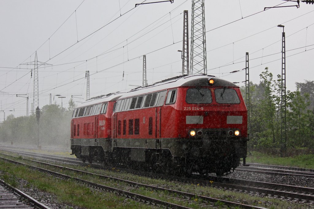 225 024 und 225 117 am 9.5.12 bei strmenden Regen in Ratingen-Lintorf.