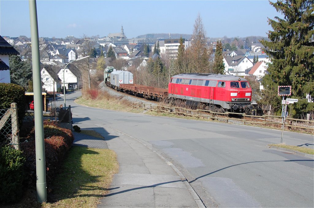 225 024-8 beschleunigt nach kurzem Aufenthalt in Brilon-Stadt in die Steigung hinauf nach Brilon Wald, 23.03.2012.