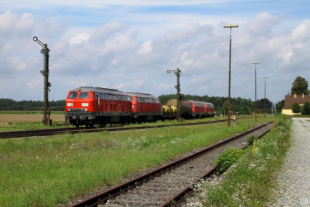 225 024-9 schleppt drei Schwestern durch den Bahnhof Tling. (24.8.2010)
