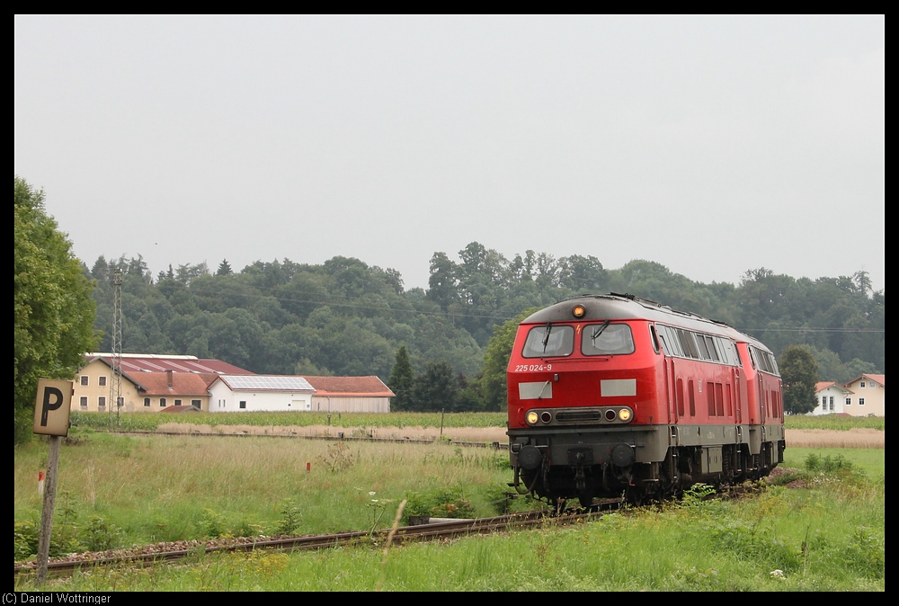 225 024 fhrt am 12. August 2010 in den Bahnhof Tssling ein.