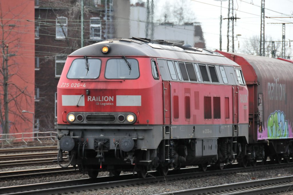 225 026-4 zieht einen kurzen Gterzug durch Kln-West. Aufgenommen am 15/01/2011.