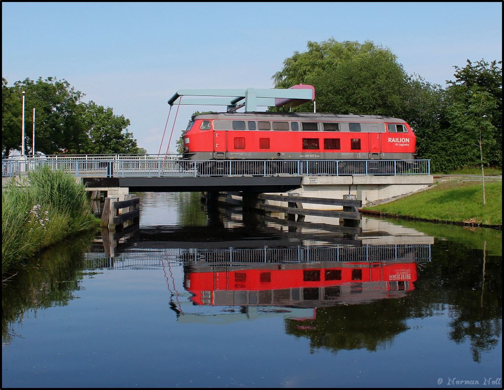 225 027-2 beim berqueren des Ems-Jade-Kanal`s von Wilhelmshaven nach Sande. 03/07/2012