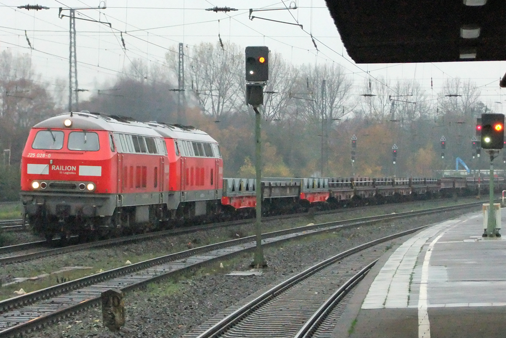 225 028-0 und 225 021-5 in Oberhausen Osterfeld-Sd 10.11.2010