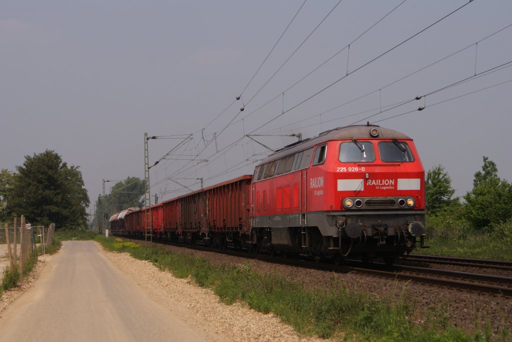 225 028-0 mit einem gemischten Gterzug in Meerbusch-Osterrath am 21.05.2011