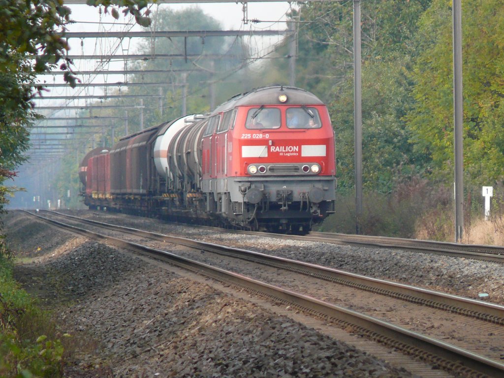 225 028-0 und Schwesterlok zogen am 18/10/2008 einen kurzen Gterzug vom Maastal hoch in Richtung Montzen und weiter nach Aachen-West, hier aufgenommen am Ende der Steigung bei Warsage.