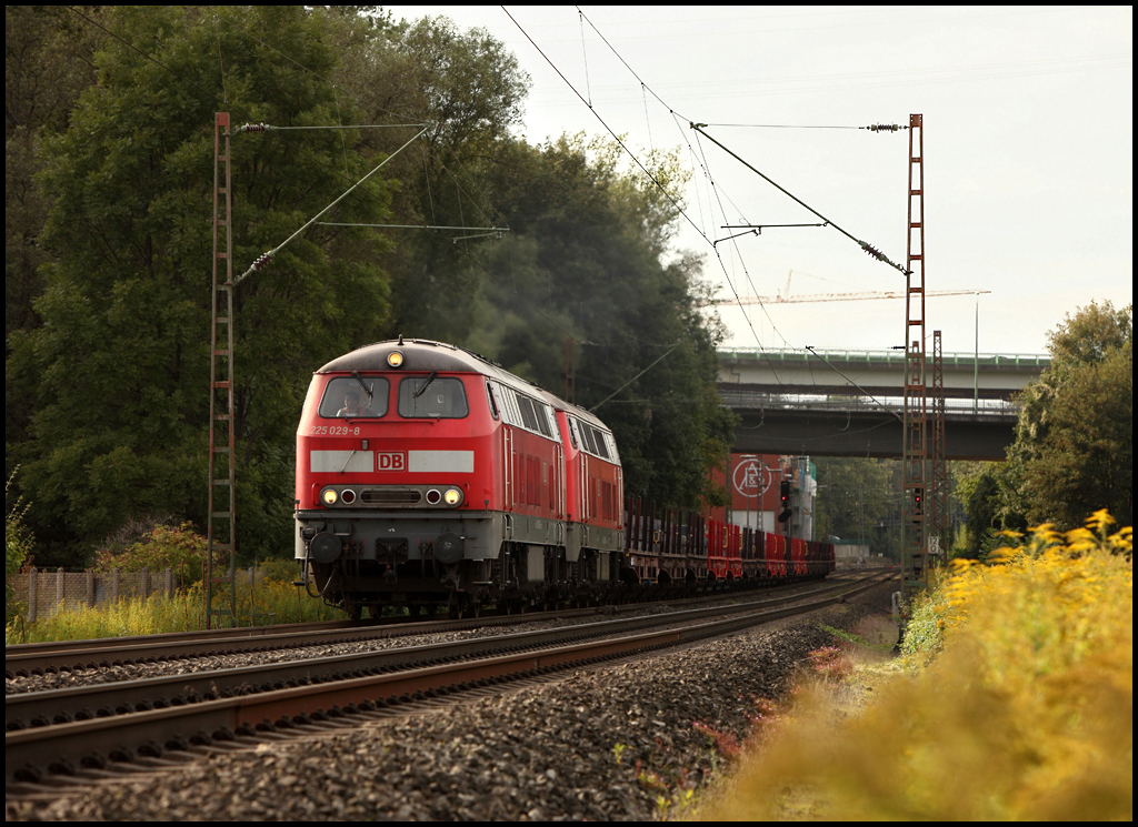 225 029 (9280 1 225 029-8 D-DB) und 225 109 (9280 1 225 109-8 D-DB) brummen mit ihrem Stahlbrammenzug aus Duisburg dem Ziel Hoesch Hohenlimburg. Wenige Kilometer vor dem Ziel konnte der Zug bei Hagen-Halden abgelichtet werden. (20.09.2010)