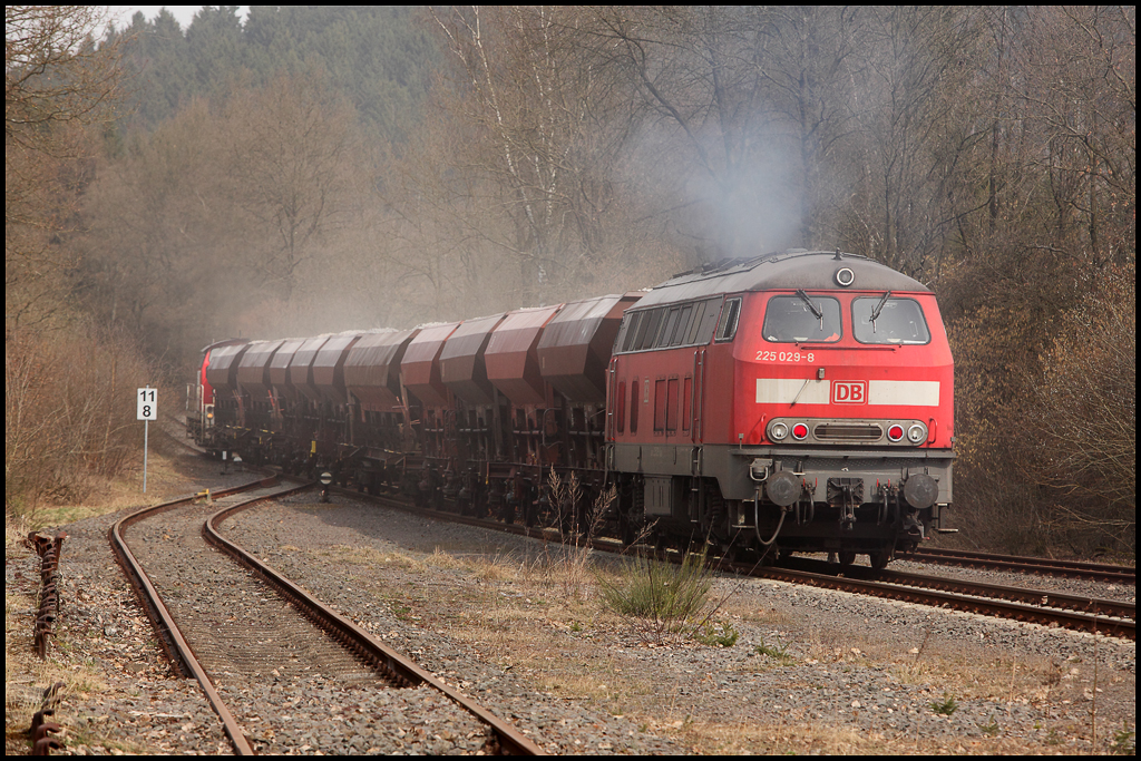 225 029 schiebt den Schotterzug nach. Hier verlsst der Zug Krummenerl in Richtung Brgge(Westf). (25.03.2011)