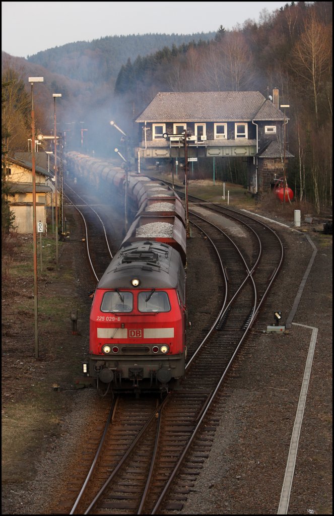 225 029 verlsst mit einem Schotterzug den Bahnhof Brgge(Westf). (25.03.2011)