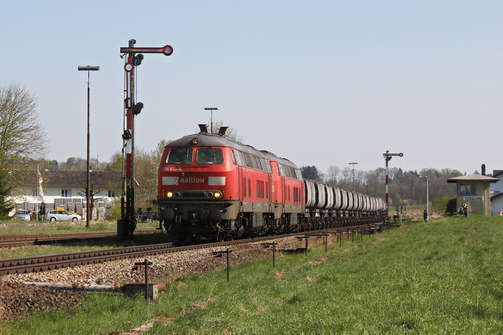 225 030 + 031 mit dem Kalkzug CS 61910 am 19.04.2011 in Tling.
