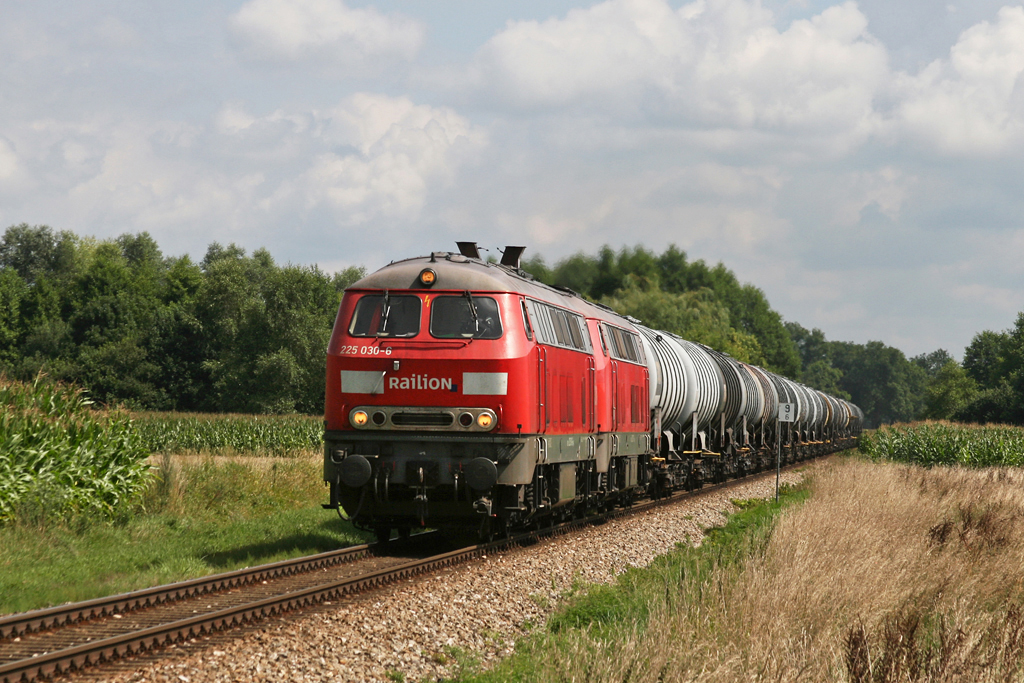 225 030 + 225 017 mit einem Kesselwagenzug am 09.08.2010 bei Heiligenstatt.