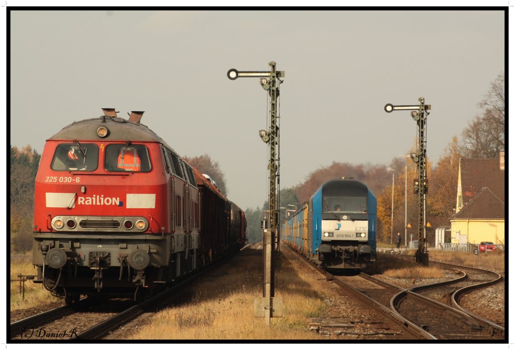 225 030 + Schwesterlein steht neben der gerade wieder angekommenen 2016 904 der LTE. Wenige Minuten spter sollte dann mit diesen 3 Diesseloks das Tageshighlight fotografiert werden. (03.11.10, Tling) Standpunkt ist der geffnete B 