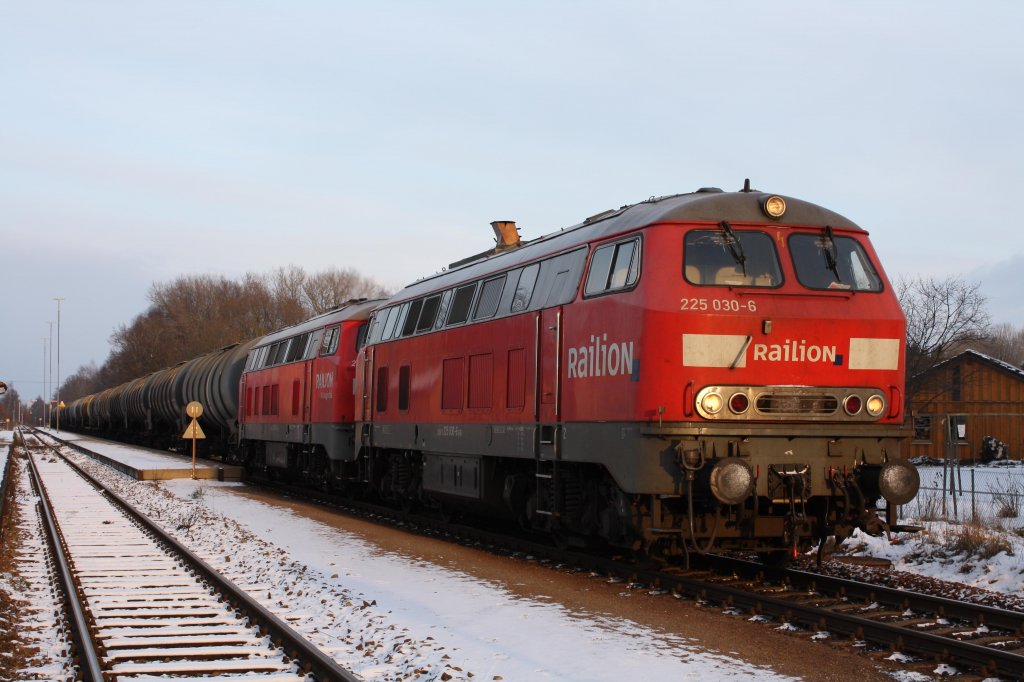 225 030-6 und 017-3 legen am 17.12.09 mit ihrem Kesselzug einen Kreuzungshalt im Bahnhof Hrlkofen Richtung Mnchen ein.
