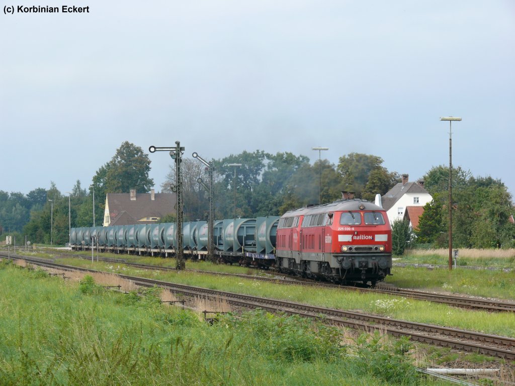 225 030-6 mit einem Mllzug bei der Ausfahrt in Tling richtung Burghausen, 08.09.2010
