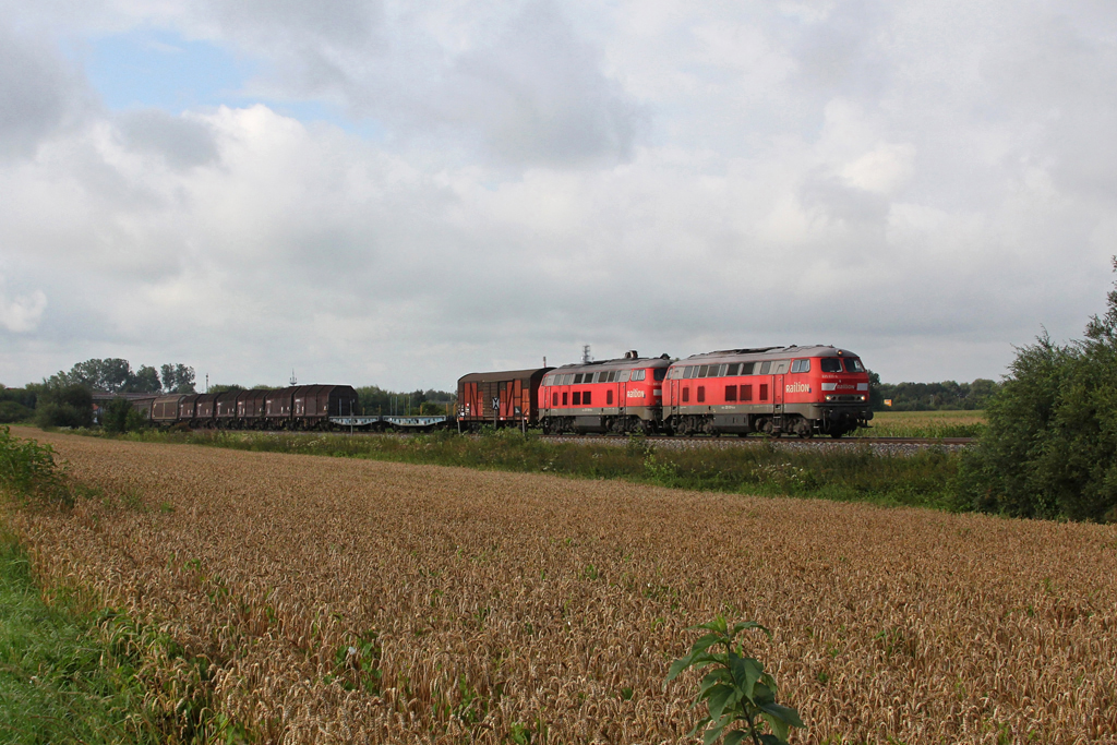 225 031 und 225 030 mit einem Umleiterg�terzug am 10.08.2011 bei Buchloe.