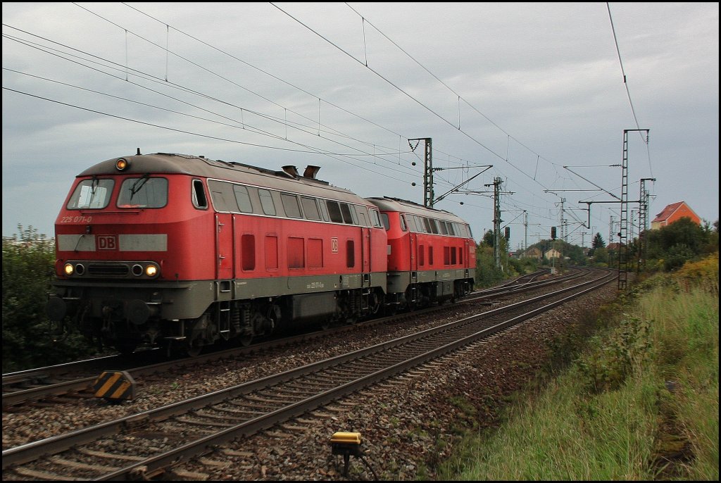 225 071 und eine Schwesterlok fahren mit gefhlten 160 km/h LZ durch Obertraubling um ihren Zug zu holen. (15.09.2010)